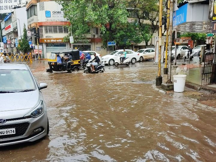 पुणे में भारी बारिश:सड़कों पर जमा हुए पानी में फंसी गाड़ियां, मुंबई-पुणे हाईवे पर बने ब्रिज पर भी भर गया पानी