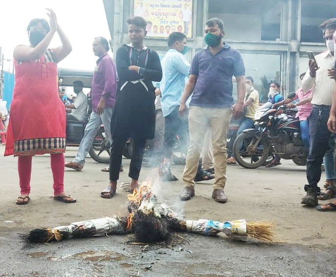 एपीआई अधिकारी का पुतला जलाकर निलंबित करने की मांग