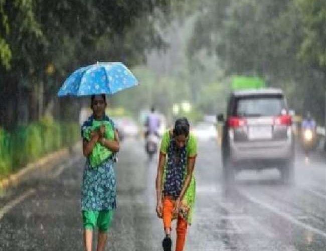 Weather Updates: बिहार में हो रही जमकर बारिश, जानिए दिल्ली और यूपी समेत देश के इन हिस्सों में कब बरसेंगे बदरा