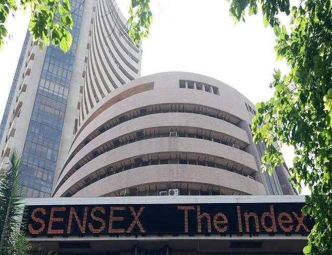 Sensex, Nifty लगातार दूसरे सत्र में गिरावट के साथ बंद; IOC, ONGC, Kotak Mahindra Bank के शेयर लुढ़के