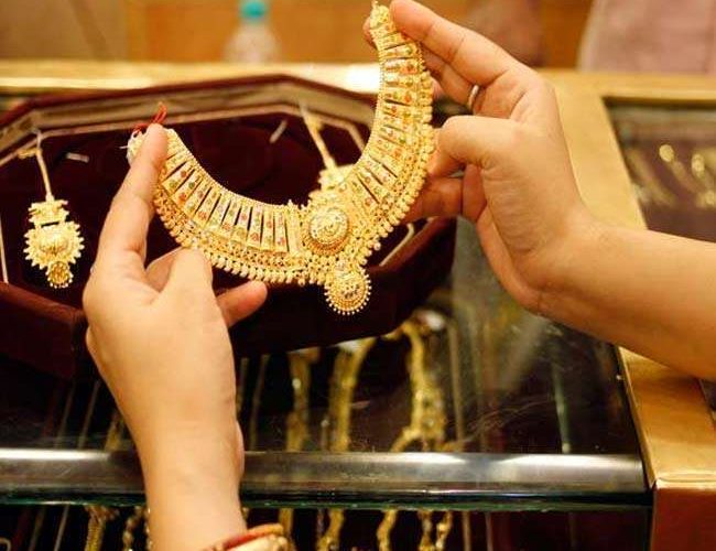 Gold Price Today: आज सोना हुआ महंगा, चांदी की कीमत में भी तेजी, जानिए कितने बढ़ गए दाम