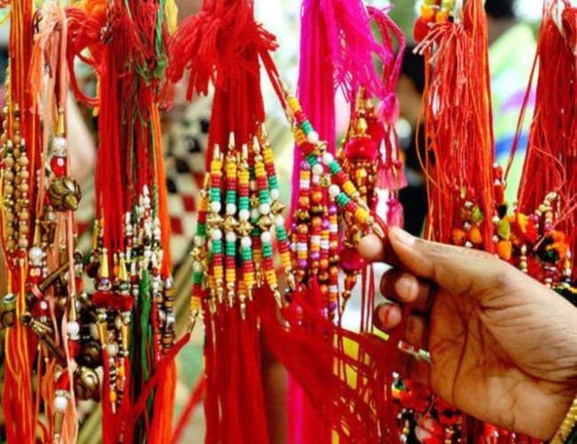 Raksha Bandhan 2021: रक्षाबंधन के दिन अपनाएं ये उपाय, दूर होंगी आपकी धन संबंधी समस्या