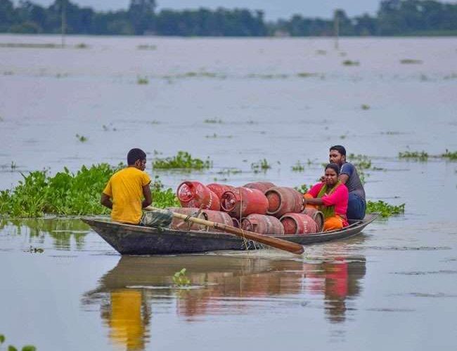 Flood Update: बाढ़ ने असम-बिहार में मचाई तबाही, यूपी और कर्नाटक के मुख्यमंत्री सतर्क