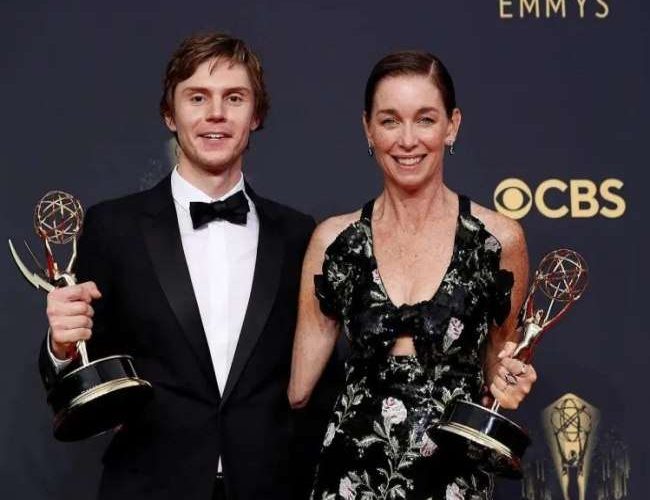 Emmy Awards 2021: ‘द क्राउन’ और ‘टेड लास्सो’ ने मचाई धूम, ये रही विनर्स की पूरी लिस्ट