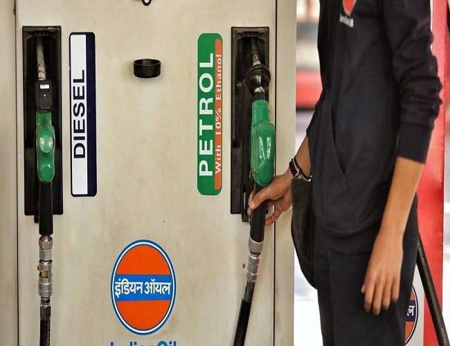 petrol diesel price: पेट्रोल-डीजल के दाम में और बढ़ोतरी के आसार, कच्चे तेल के दाम में बड़े उछाल की आशंका