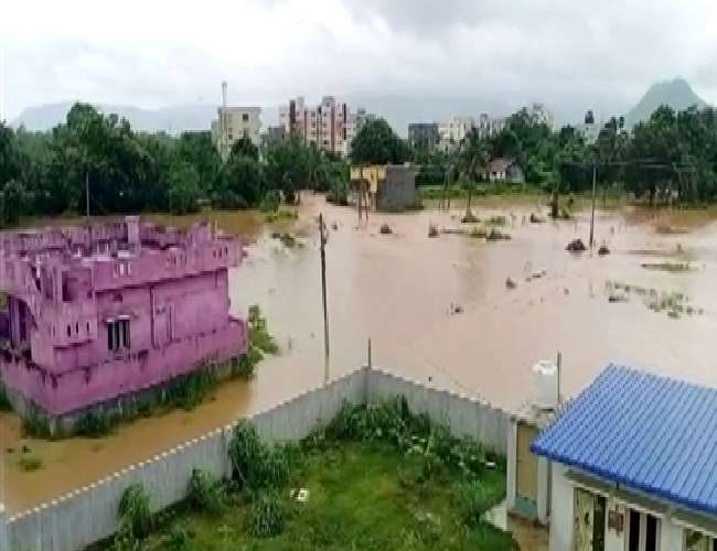 Cyclone Gulab Photos: तस्वीरोें में देखें- चक्रवात ‘गुलाब’ तूफान ने आंध्र प्रदेश में मचाई तबाही, जगह-जगह हुआ जलभराव