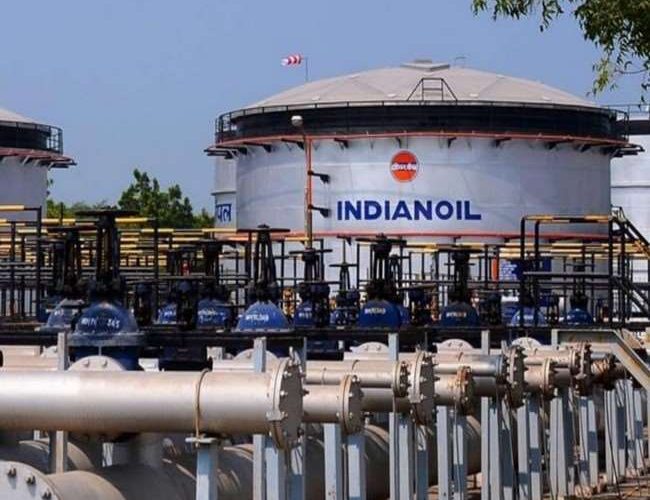 Indian Oil भारत में अगले 3 साल में लगाएगी 10 हज़ार ईवी चार्जिंग स्टेशन, इलेक्ट्रिक वाहनों को बढ़ावा देने के लिए उठाया कदम