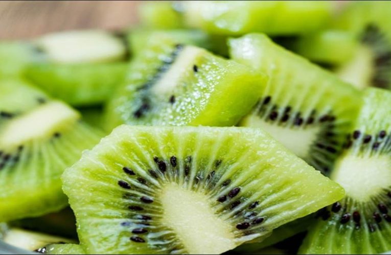 Health Benefits of Kiwi: सर्दियों में कीवी फल खाने से सेहत को हैं भरपूर फायदे￼