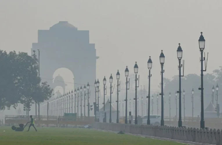 Pollution Update: आसमान में Smog की चादर, ठंड ने बिगाड़ी दिल्ली-NCR की हवा, जानें आज का AQI