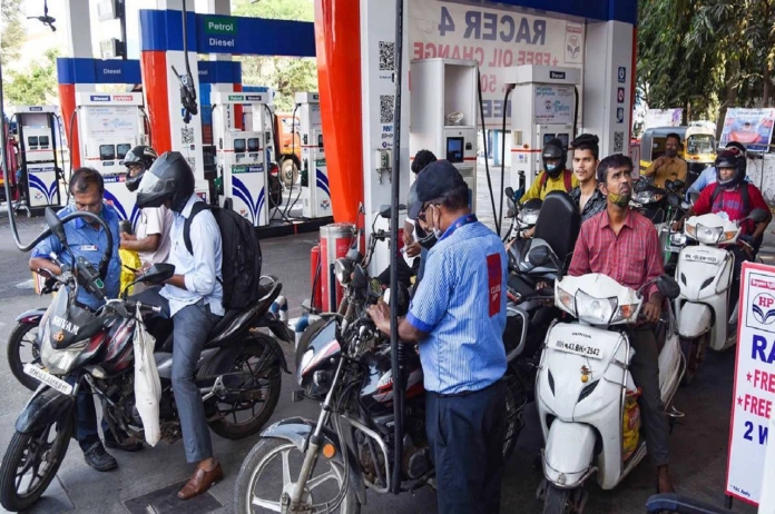 Petrol Diesel Price, 22 November 2022: जारी हो गए पेट्रोल-डीजल के नए रेट, जानिए 1 लीटर तेल के लिए कितने देंगे होंगे पैसे